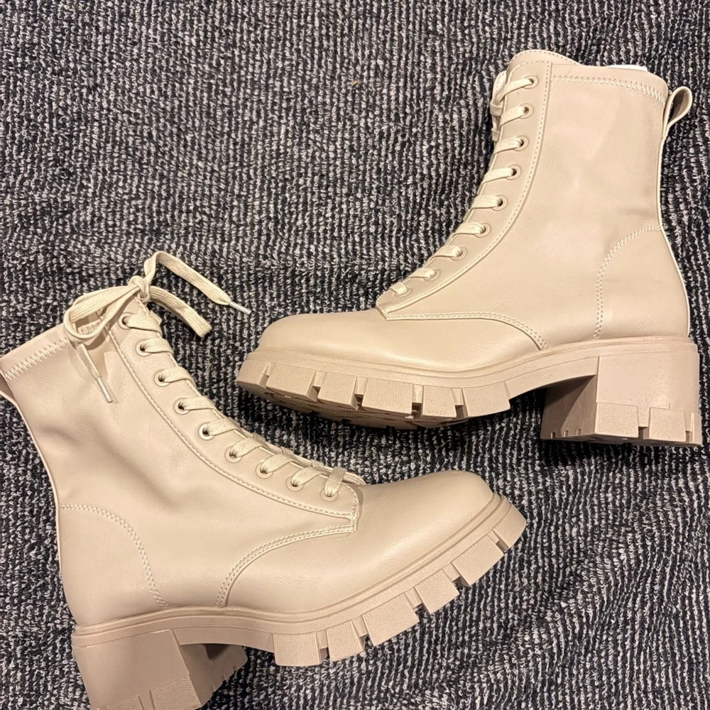 NEW Spring Robynn Boots - Picture 3 of 3